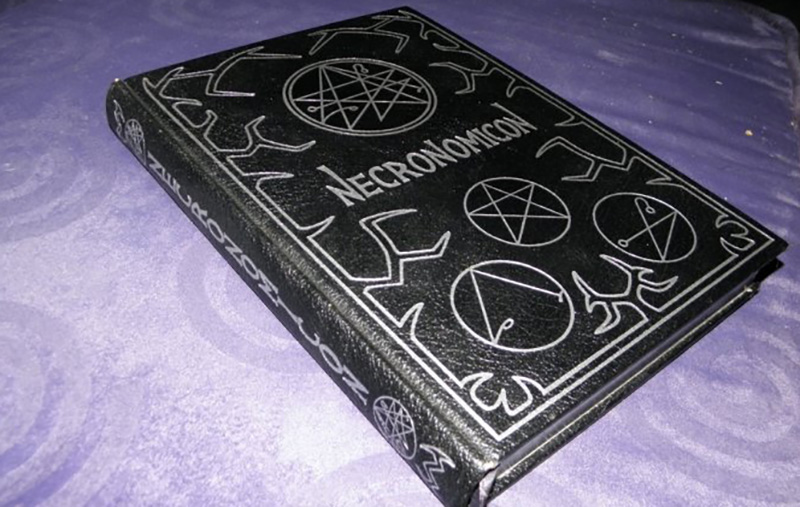 Ejemplar de un Necronomicon de Simon